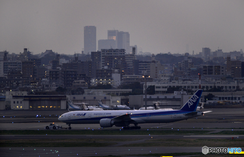夕暮れる空港
