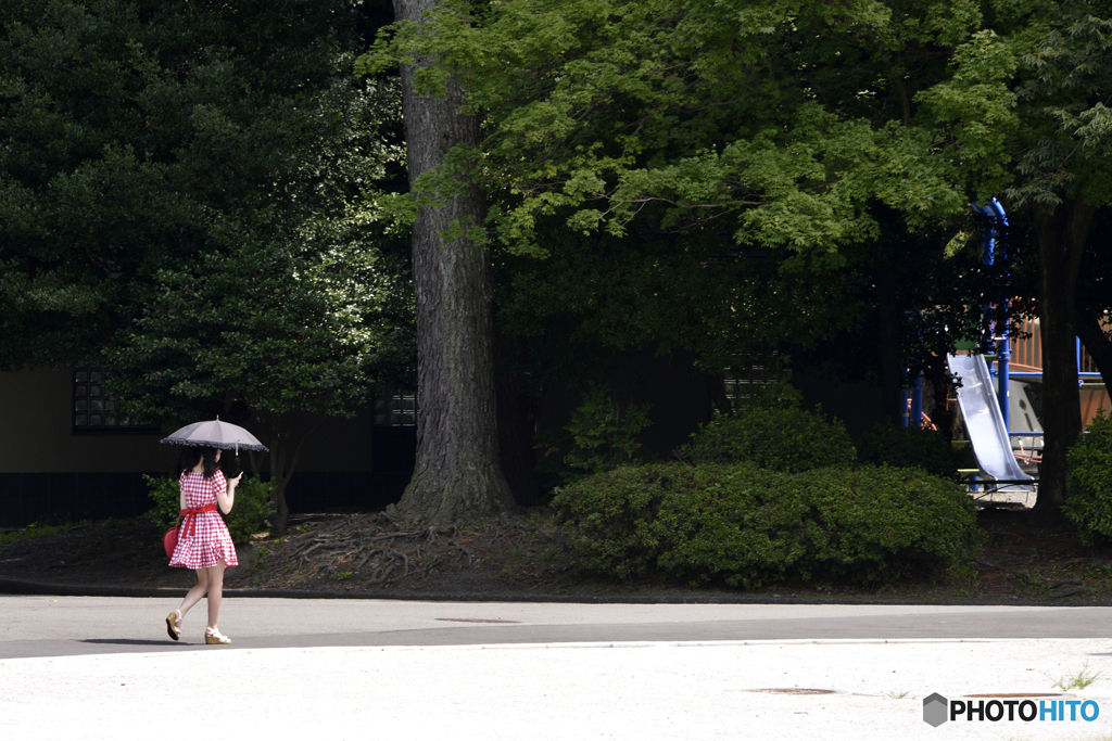 公園を歩く少女