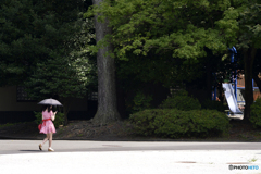 公園を歩く少女