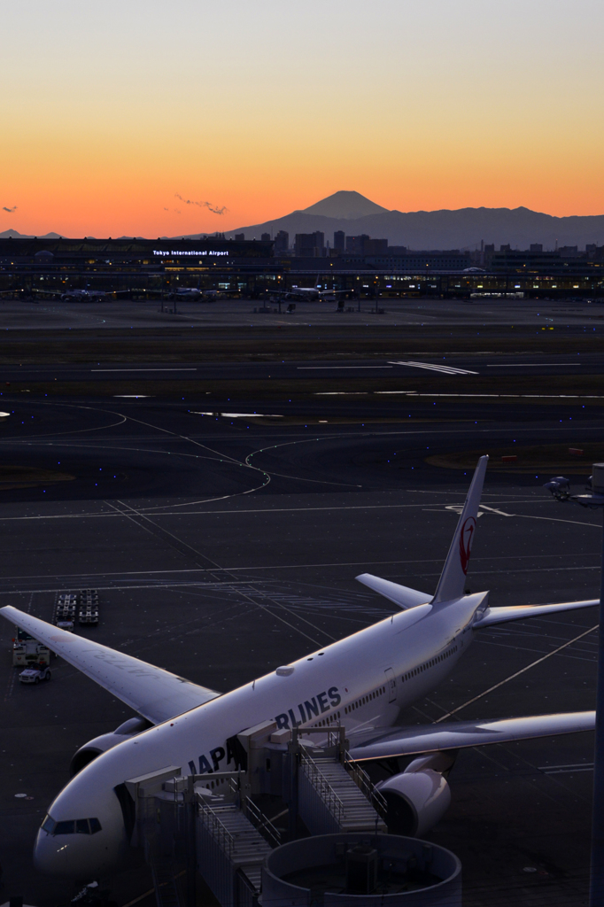 夕暮れの空港---③