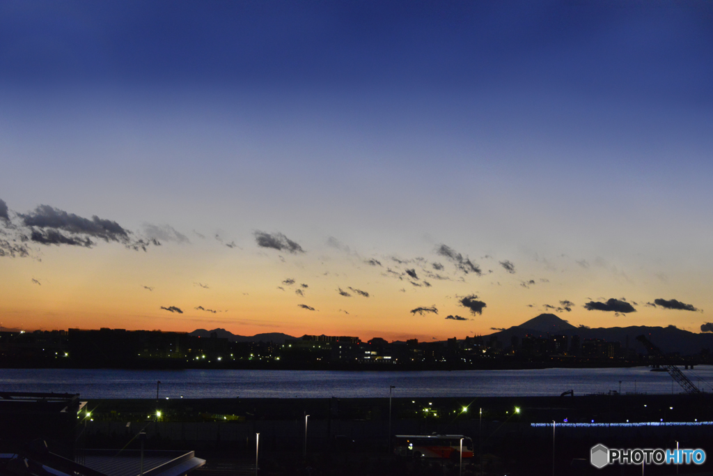 多摩川と夕景の富士