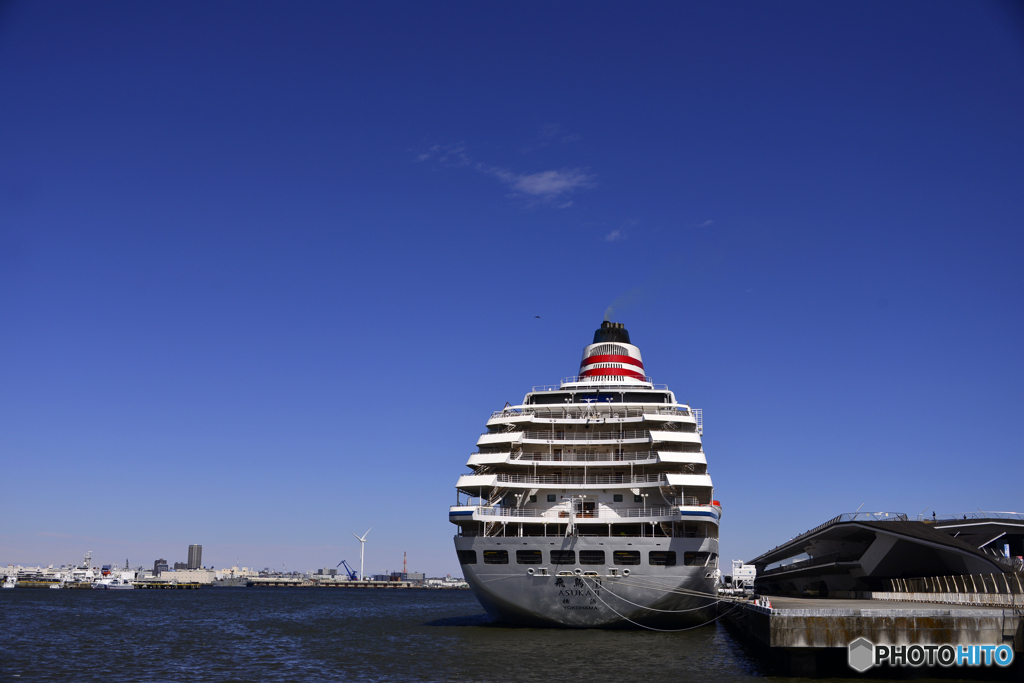 青い空と海に浮かぶ