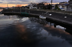 河口の船と夕景