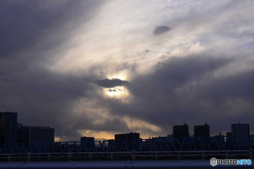 冬の終わりの雲空