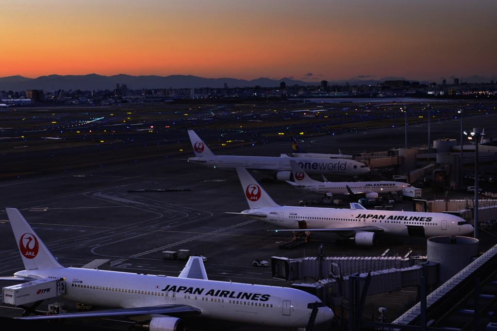 夕暮れの空港---④