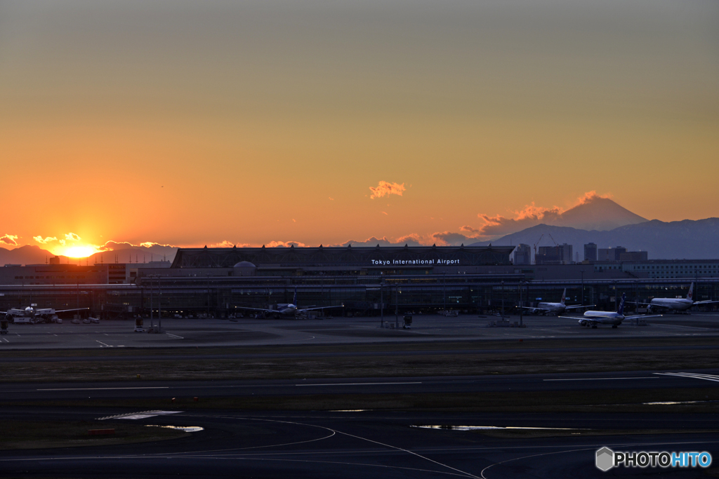 冬・夕暮れ・羽田空港----①