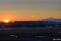冬・夕暮れ・羽田空港----①
