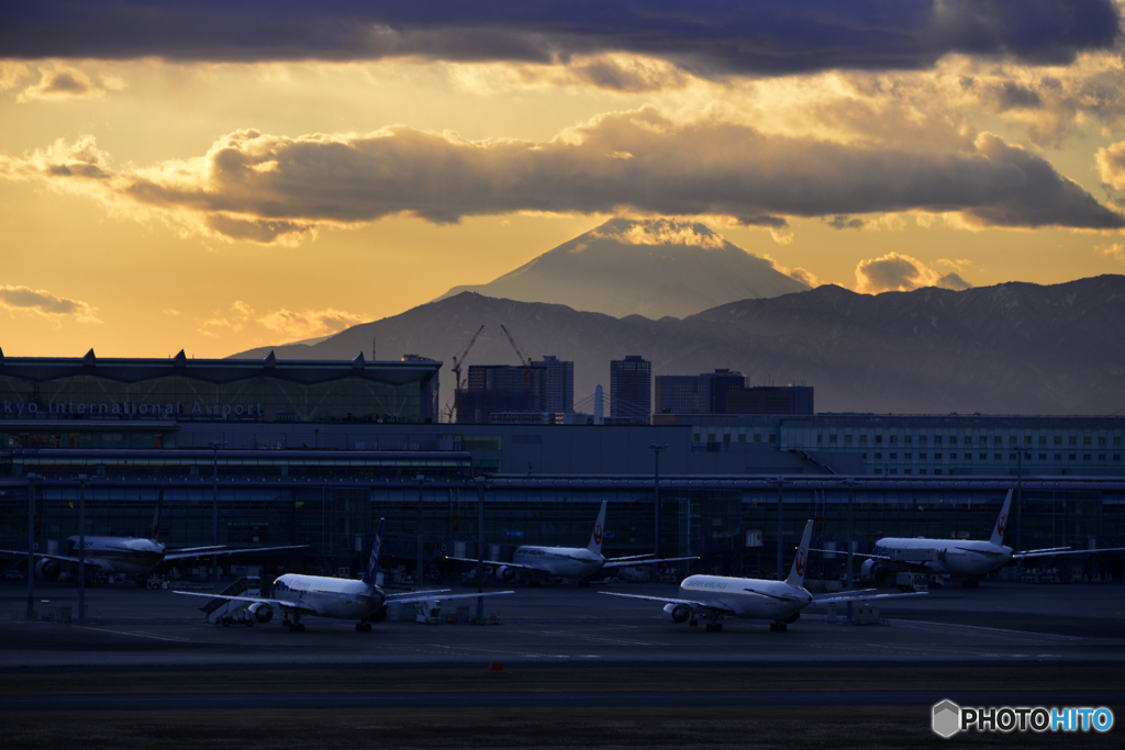 冬・夕暮れ・羽田空港----③