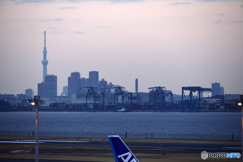 早朝の羽田空港----③