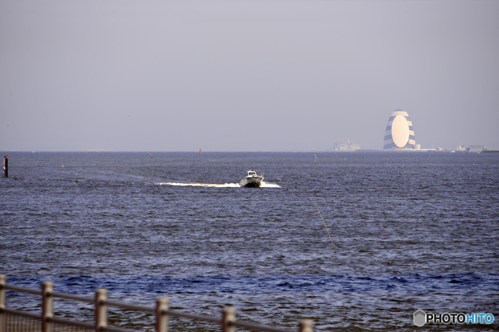 遠く「風の塔」と「海ほたる」