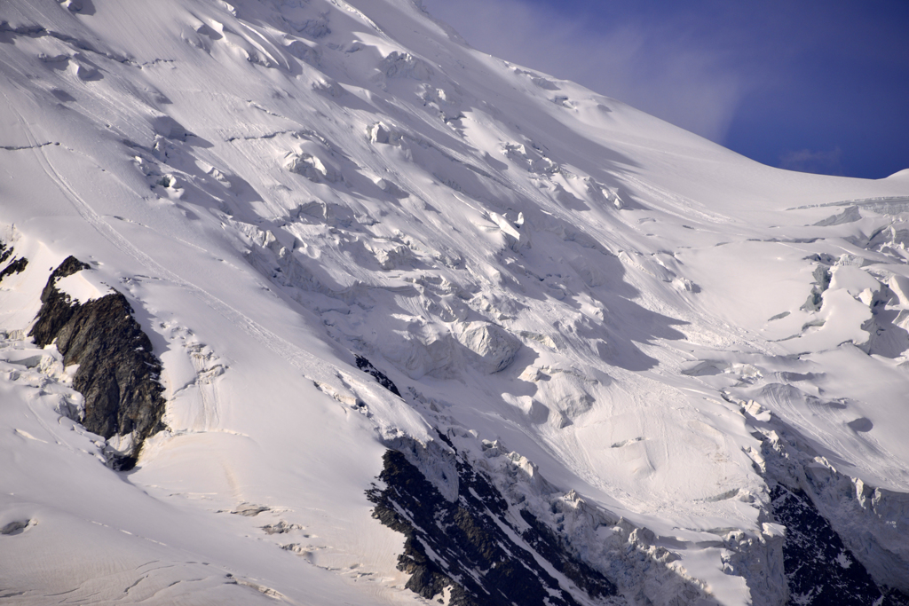 登山者を阻む雪峰---①