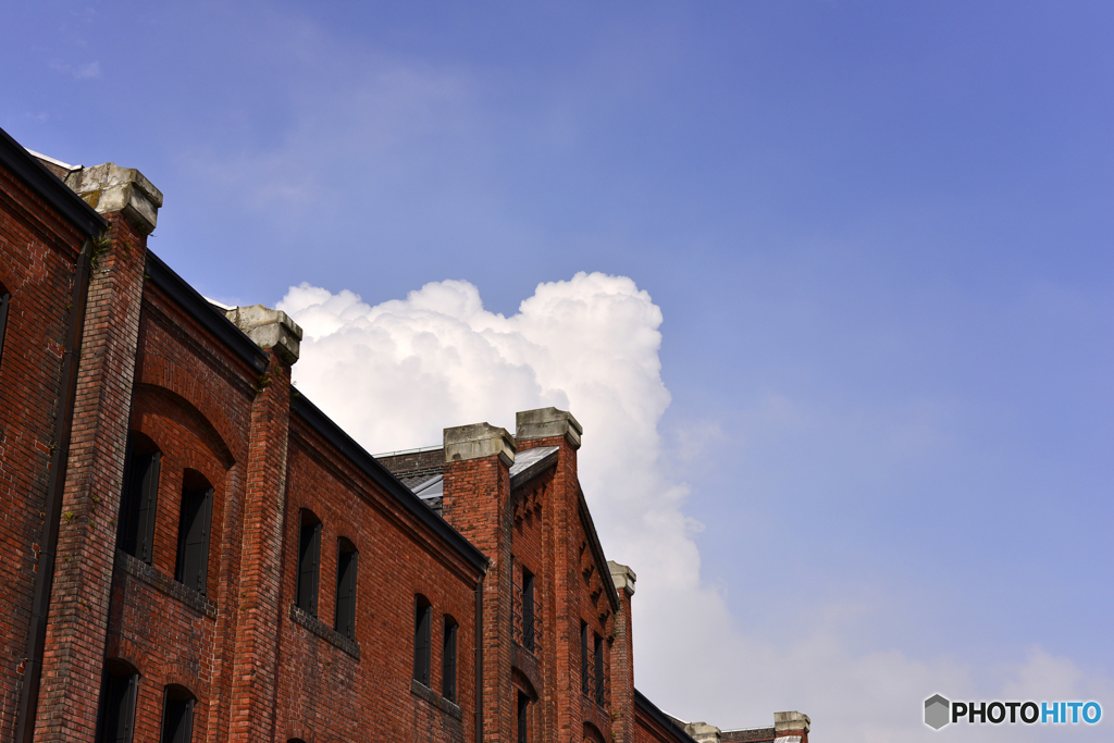 赤レンガ倉庫と雲