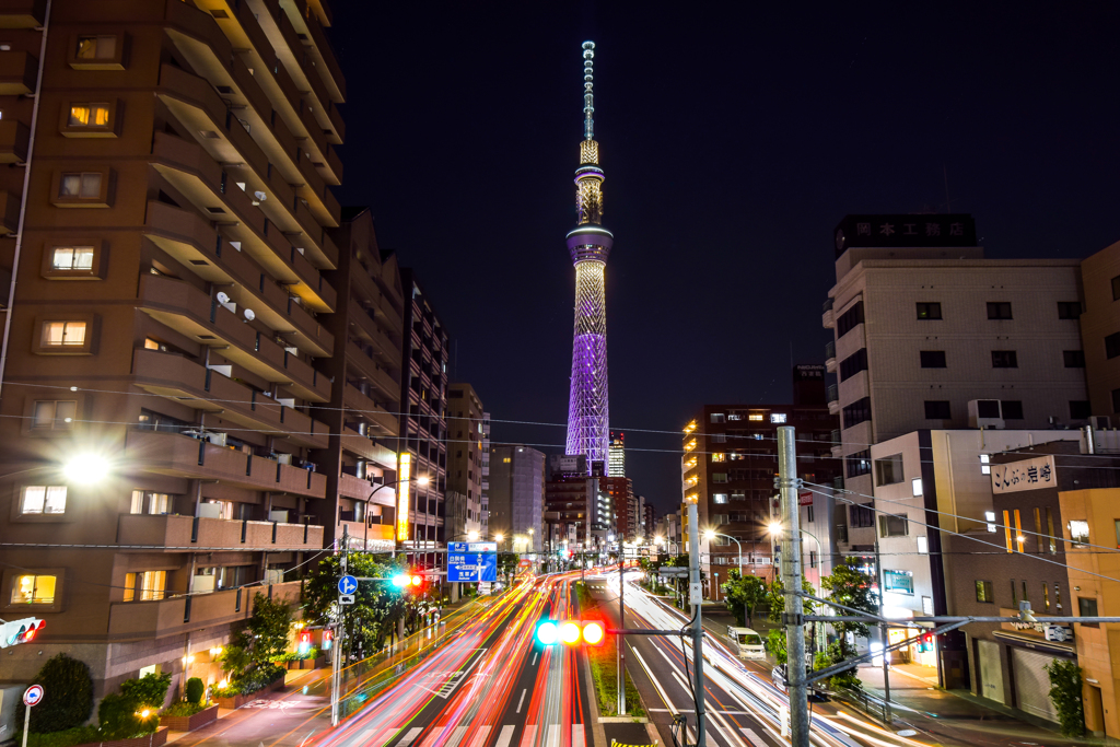 スカイツリーと車の光跡