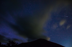 男体山から噴き出る雲と流星