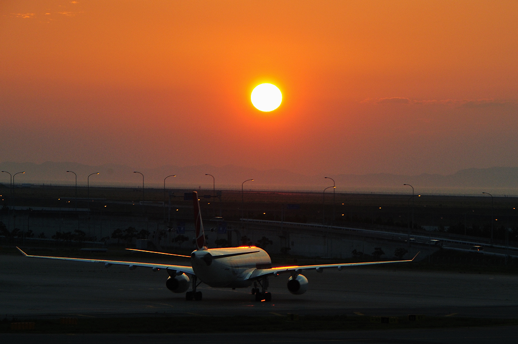 夕日に染まる機体