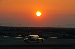 夕日に染まる機体