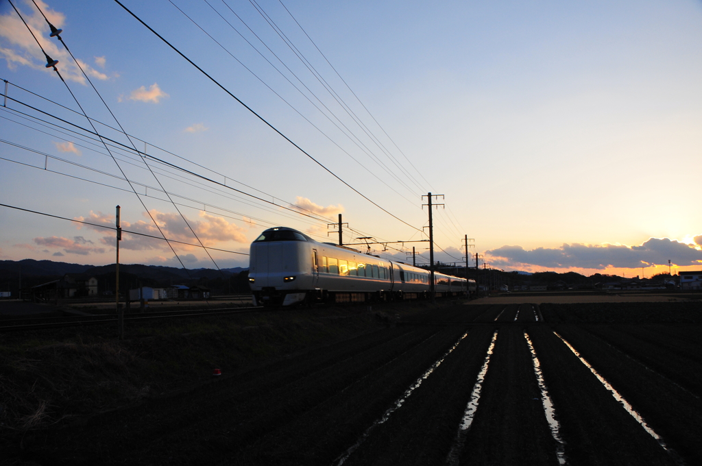 夕暮れ時のくろしお特急