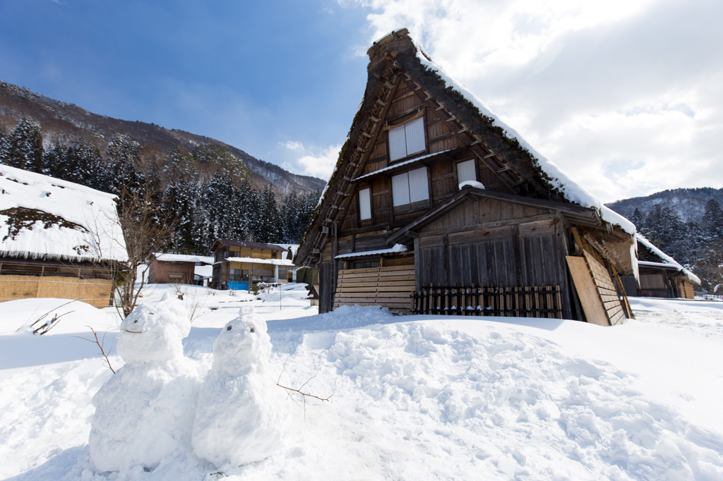 雪だるまと合掌造り