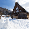 雪だるまと合掌造り