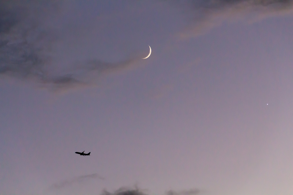 飛行機と三日月と星