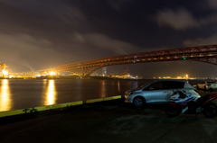 バイクと車と夜景