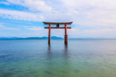 湖に立つ鳥居