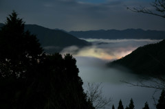 闇夜に光る雲海の底