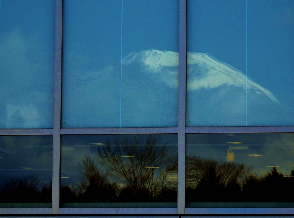 窓に映る富士