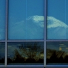 窓に映る富士
