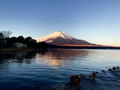 朝陽に照らされる富士の山