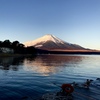朝陽に照らされる富士の山