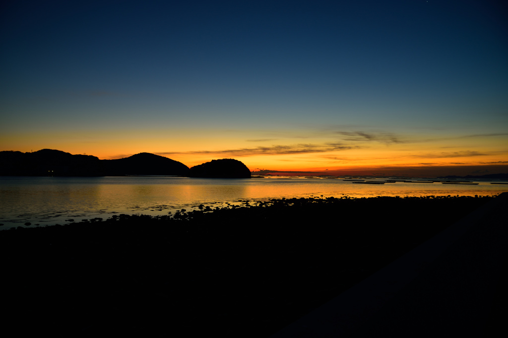 虫明湾の夜明け