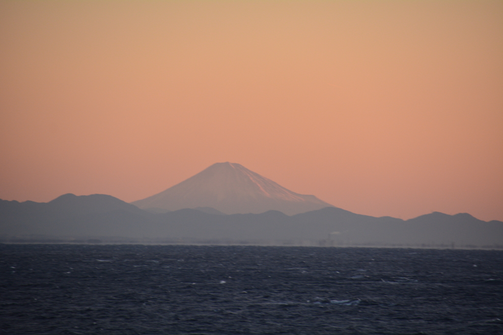 海上から望む富士