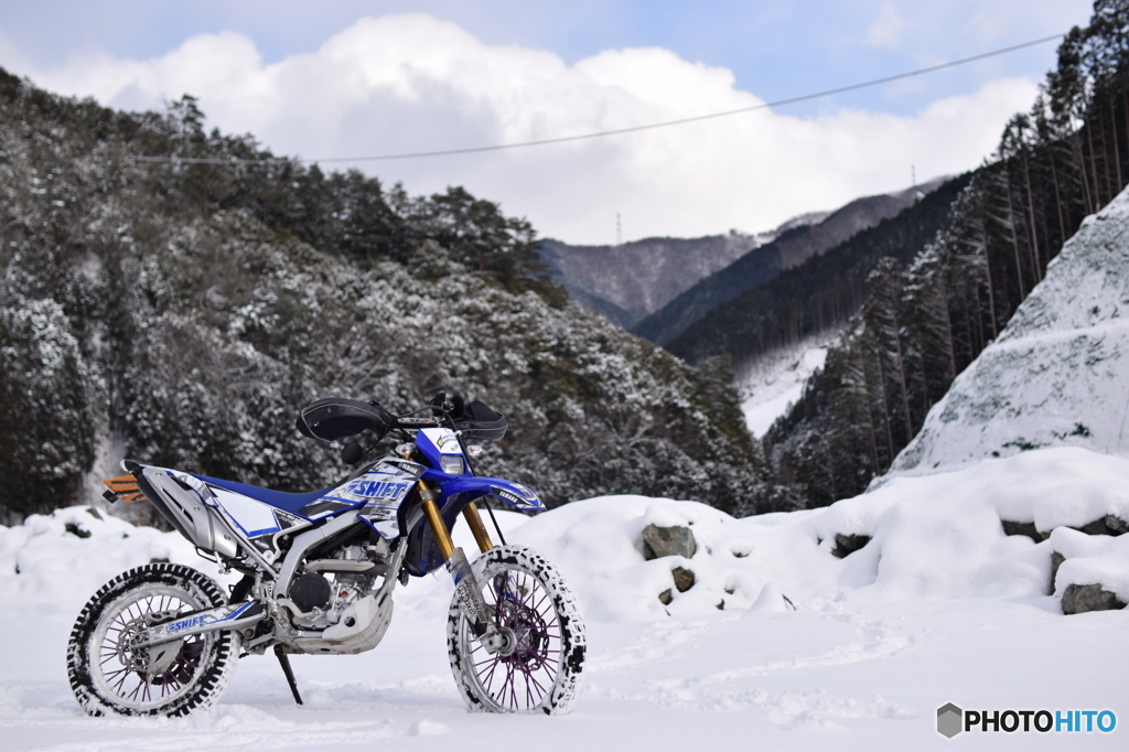 バイクのある雪景色