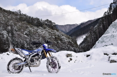 バイクのある雪景色