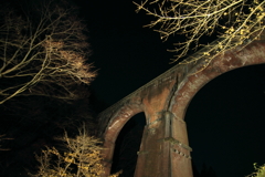 闇に浮かぶ橋