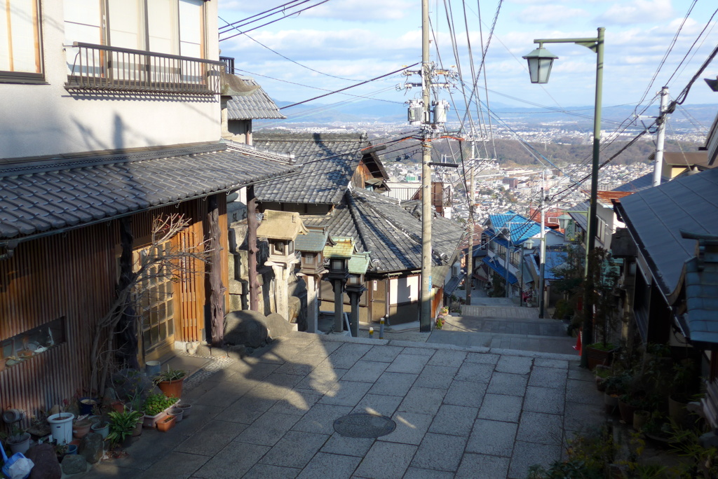 山の中腹に立ち並ぶ商店