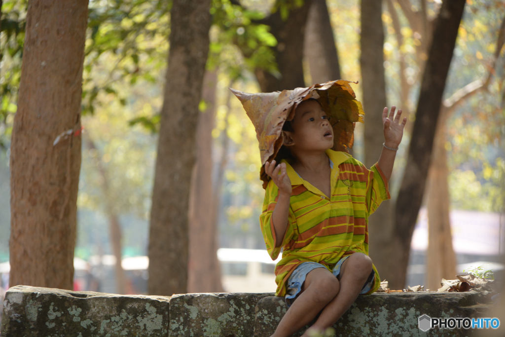 葉っぱの帽子の子　カンボジア