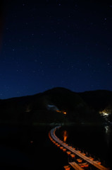 夜の麦山浮橋