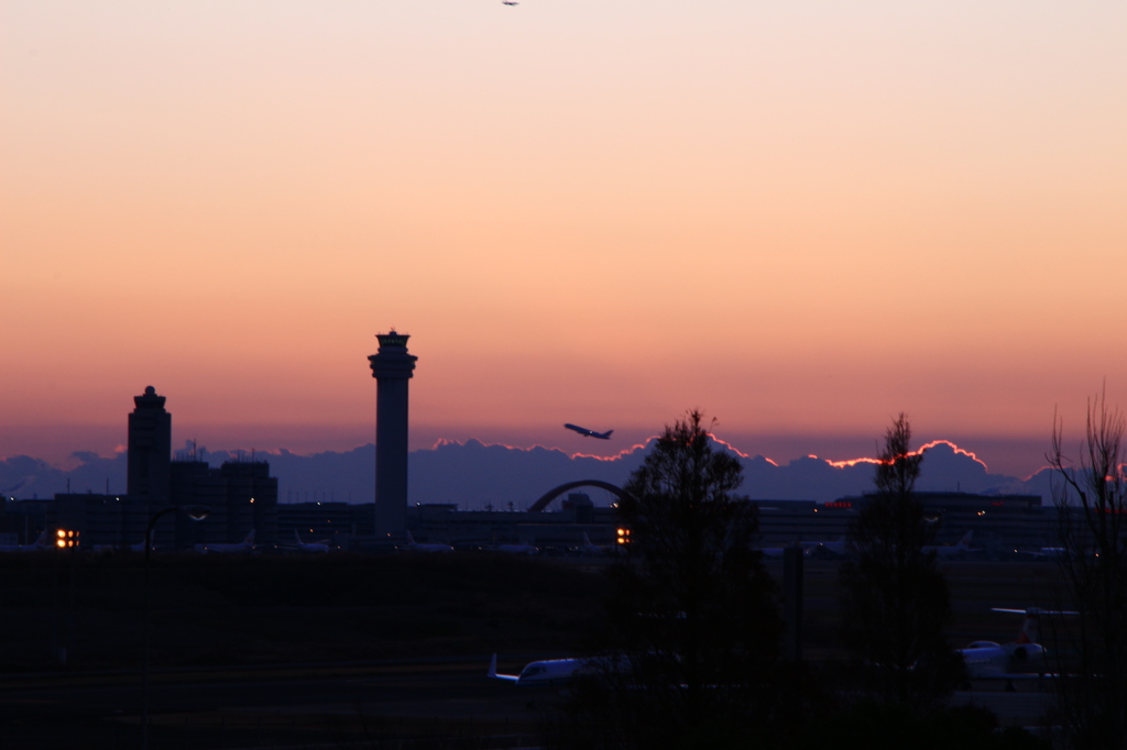 羽田空港管制塔と朝焼け