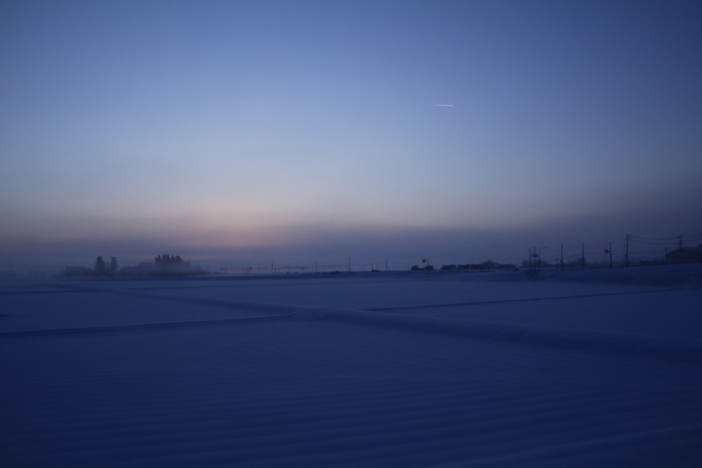 氷点下11℃の夜明け前の雪原