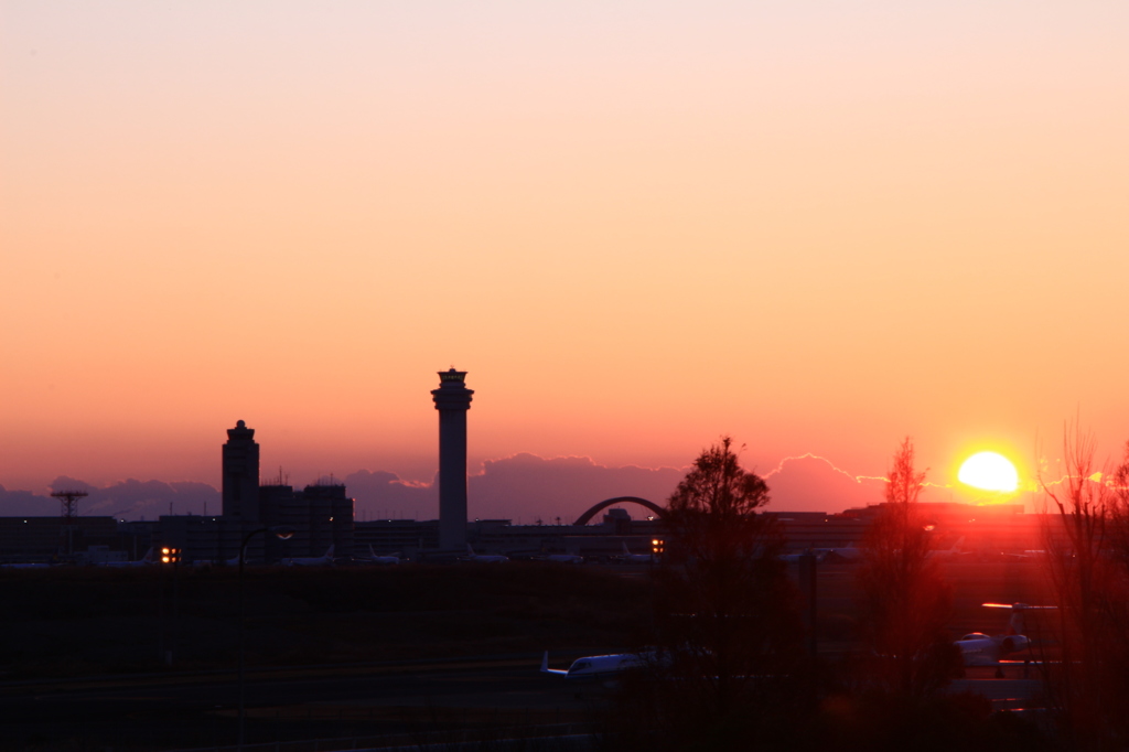 羽田空港管制塔と初日の出