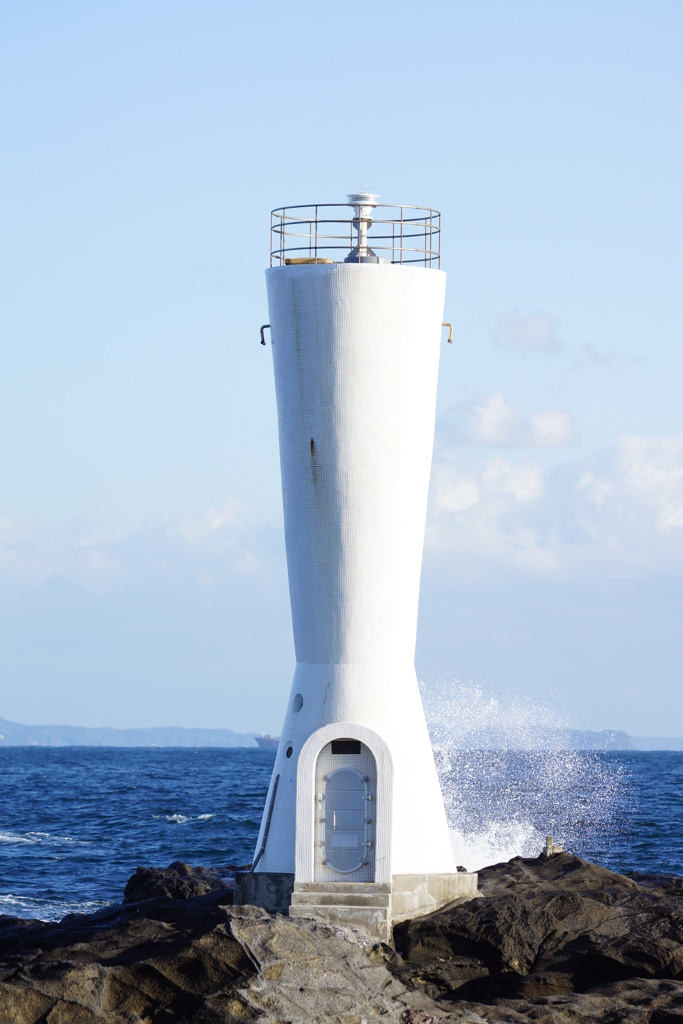 波当たる灯台