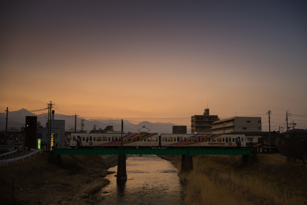 山麓の街の夕暮れ