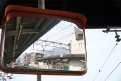 ミラー越しの鉄道風景