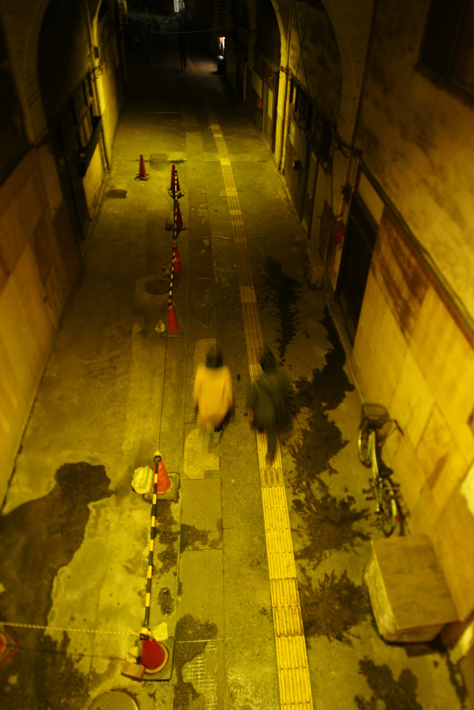 駅前通を歩く