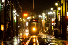 夜の商店街に