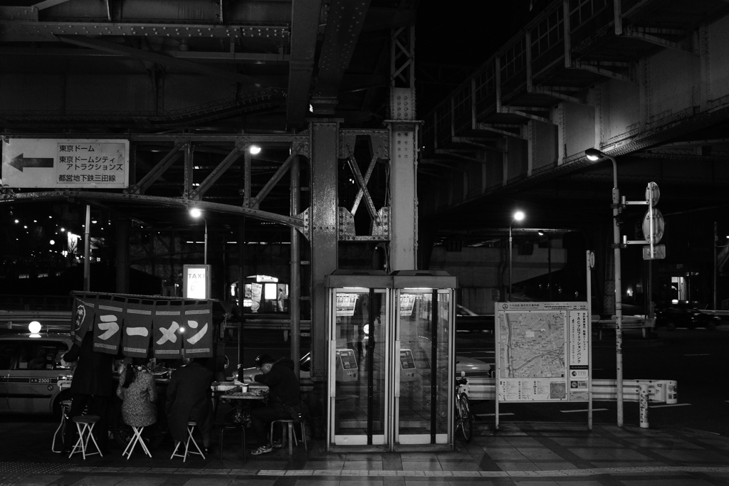 夜の高架下