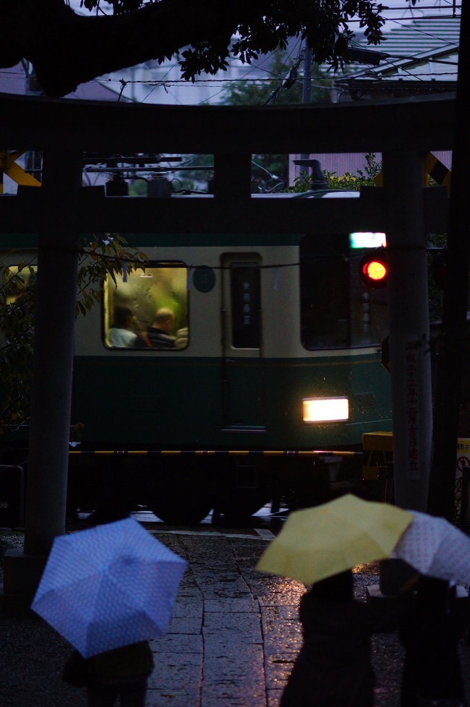 鳥居のそばを走る