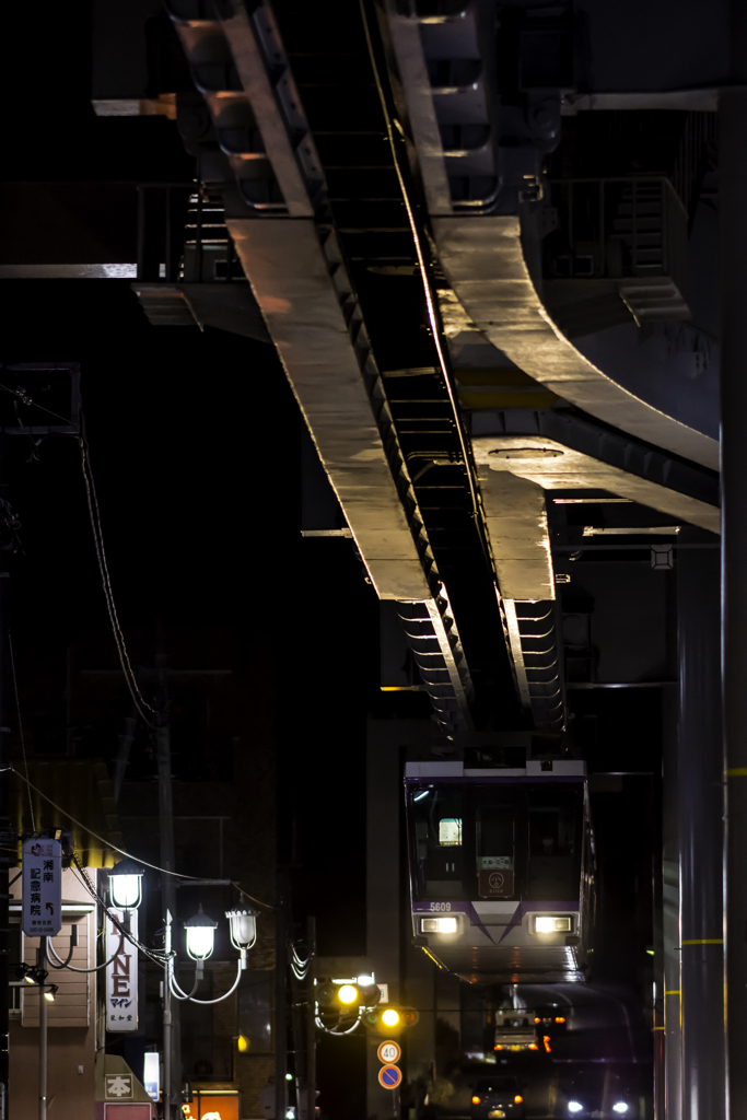 夜の街の上から